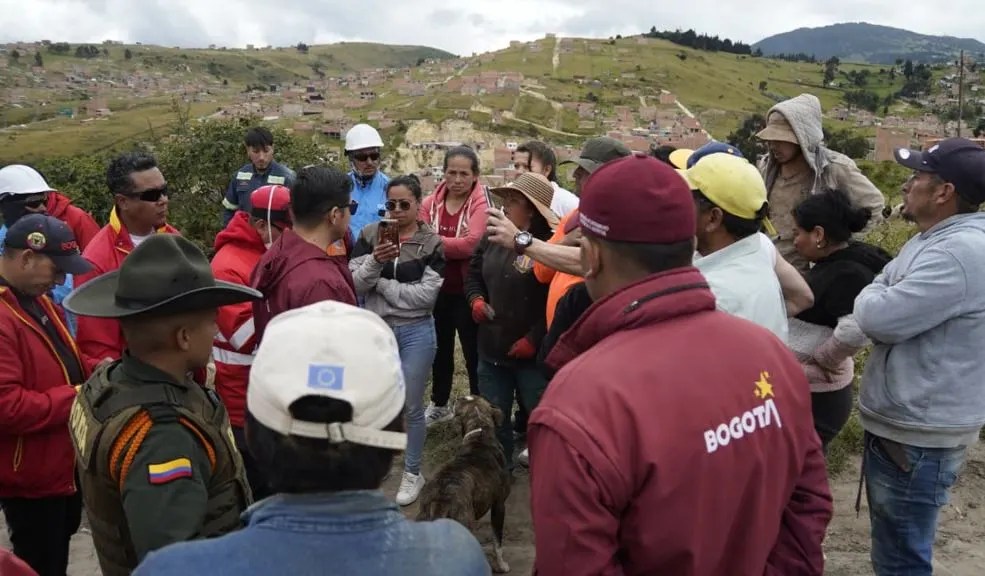 En Ciudad Bolívar: red de ‘tierreros’ vendía lotes ilegales en la localidad Autoridades desmantelaron en Quiba Baja una red de ‘tierreros’ que vendía lotes ilegales con postes robados para simular servicios en una zona donde está prohibido construir.